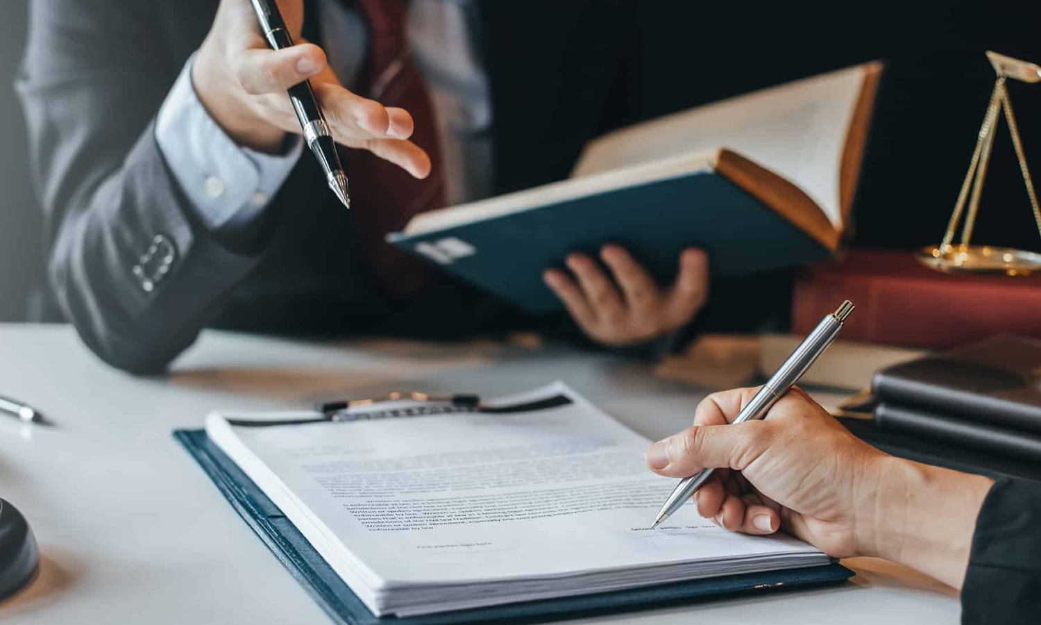 خدمات العقود